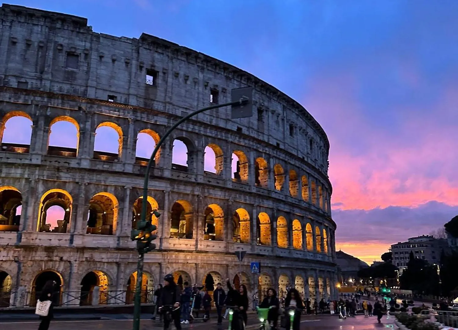 In The Shadow Of The Colosseum Apartment Rome