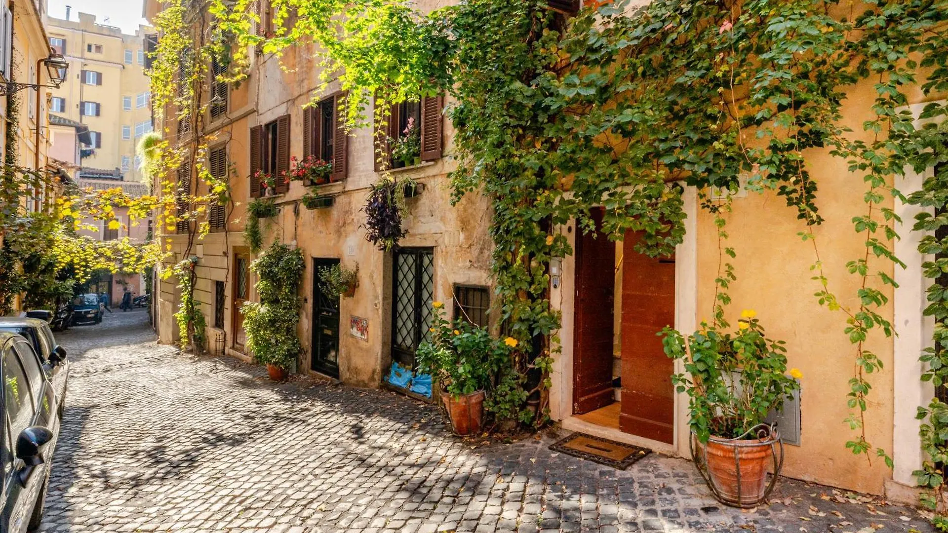 In The Shadow Of The Colosseum Apartment Rome Italy